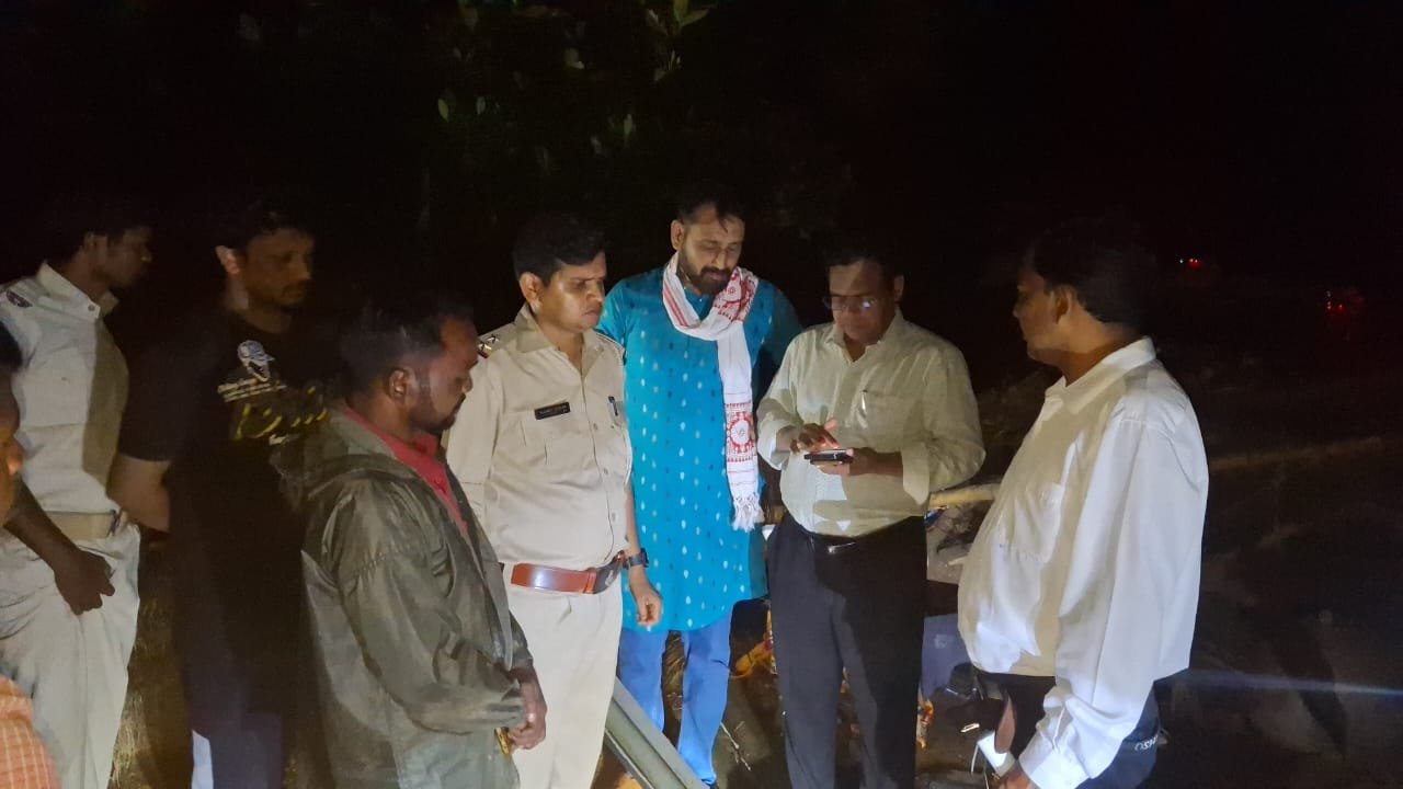 झारखण्ड मे पिछले 25 दिनों से हों रही बारिश मे गिरी मिट्टी की दीवार ढाई ढाई वर्ष के एक बच्चे और 70 वर्षीय बुजुर्ग महिला की दबकर मौत एक घायल…