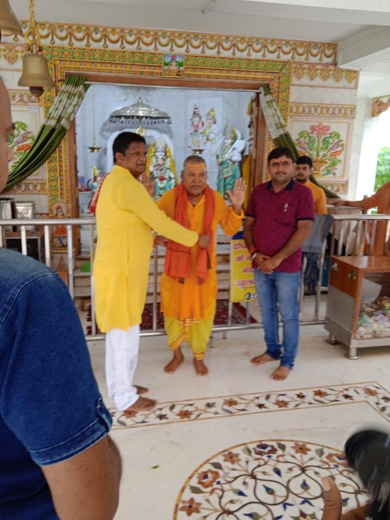 गुरु पूर्णिमा पर सांसद ढुलू महतो ने चिटाही धाम में गुरुदेव के चरणों में शीश नवाकर लिया आशीर्वाद…