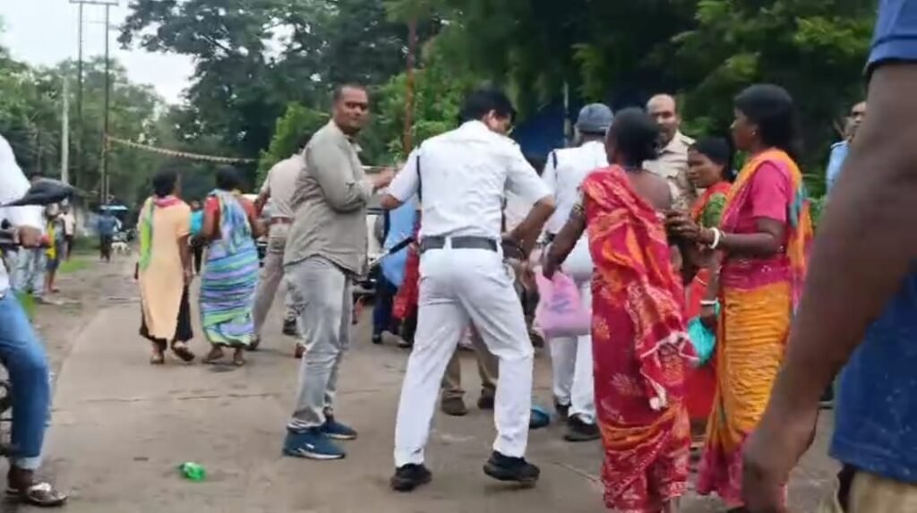 चीखता रहा बच्चा और थानेदार की लाठी से पीटती रही माँ बंगाल से सामने आई मानवता को शर्मसार करने वाली तस्वीर…