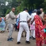 चीखता रहा बच्चा और थानेदार की लाठी से पीटती रही माँ बंगाल से सामने आई मानवता को शर्मसार करने वाली तस्वीर…