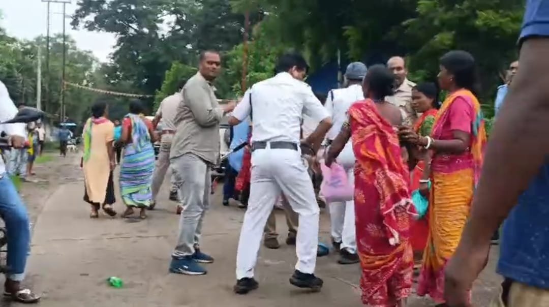 चीखता रहा बच्चा और थानेदार की लाठी से पीटती रही माँ बंगाल से सामने आई मानवता को शर्मसार करने वाली तस्वीर…