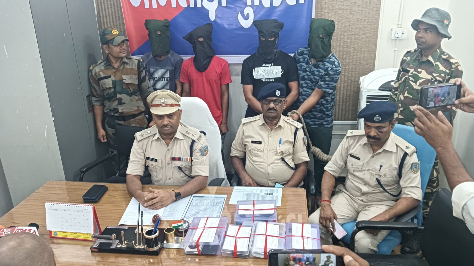 जामताड़ा पुलिस की कार्रवाई: चितरपुर में साईबर ठगों का गिरोह दबोचा, 4 गिरफ्तार, 12 मोबाइल और 16 सिम कार्ड बरामद…