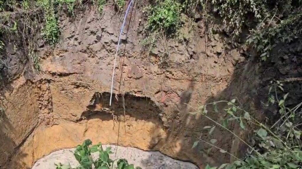 बंगाल मे हो रही लगातार बारिश से हावड़ा नई दिल्ली रेल मार्ग के आसनसोल रेलवे डिवीजन स्थित रानीगंज और कालीपहाड़ी स्टेशन के बिच रेलवे पटरी से कुछ ही दुरी पर हुआ बड़ा भू धसान… लोगों मे दहशत…