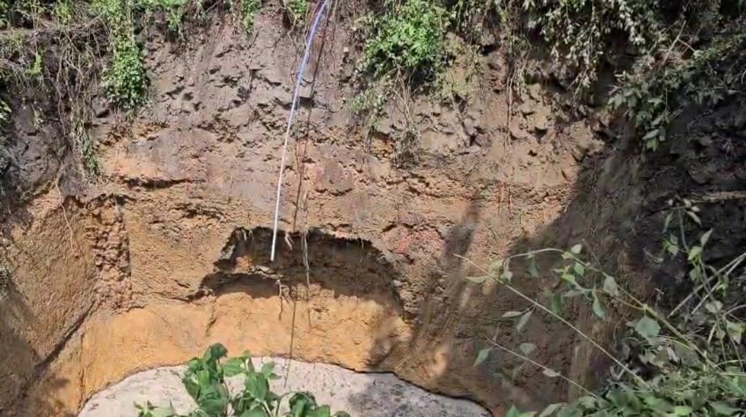 बंगाल मे हो रही लगातार बारिश से हावड़ा नई दिल्ली रेल मार्ग के आसनसोल रेलवे डिवीजन स्थित रानीगंज और कालीपहाड़ी स्टेशन के बिच रेलवे पटरी से कुछ ही दुरी पर हुआ बड़ा भू धसान… लोगों मे दहशत…