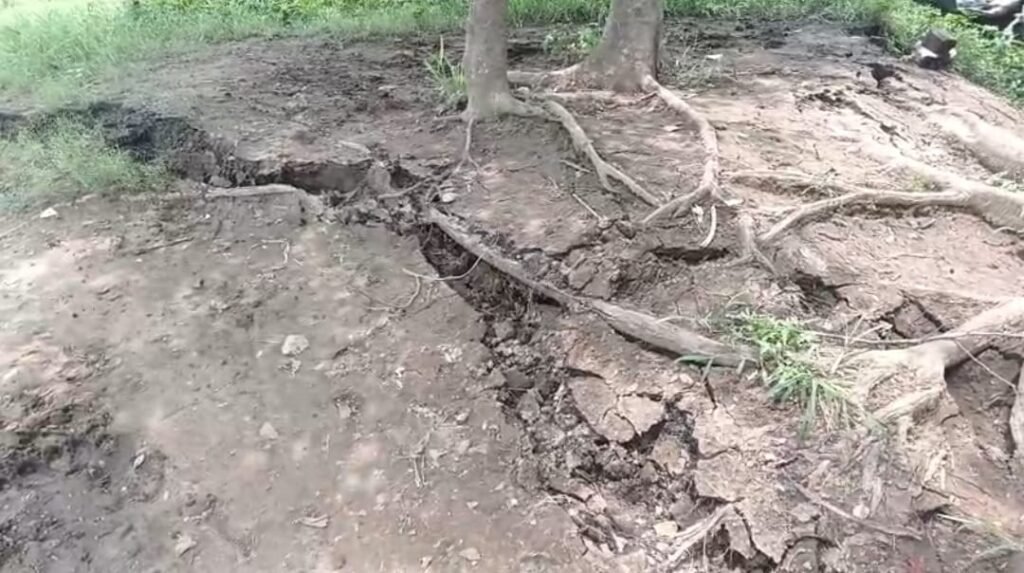 पहले भू धसान अब तेज धमाके के साथ फटी जमीन… इलाके के लोगों मे दहशत का माहौल…