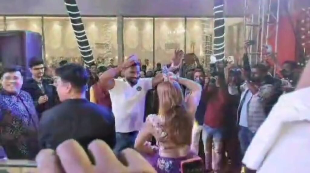 कोलकाता बेलघड़िया भैरव गाँगुली कॉलेज मे आयोजित फेस्टिवल मे सर पर शराब भरे ग्लास रखकर असलील डांस करते वायरल हुआ तृणमूल छात्र नेता का विडिओ…