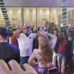 कोलकाता बेलघड़िया भैरव गाँगुली कॉलेज मे आयोजित फेस्टिवल मे सर पर शराब भरे ग्लास रखकर असलील डांस करते वायरल हुआ तृणमूल छात्र नेता का विडिओ…