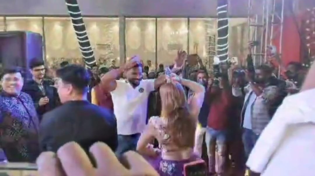 कोलकाता बेलघड़िया भैरव गाँगुली कॉलेज मे आयोजित फेस्टिवल मे सर पर शराब भरे ग्लास रखकर असलील डांस करते वायरल हुआ तृणमूल छात्र नेता का विडिओ…