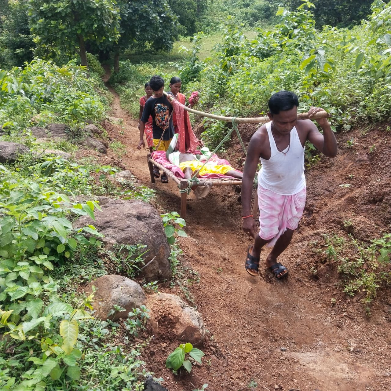 खटिया बना एम्बुलेंस…