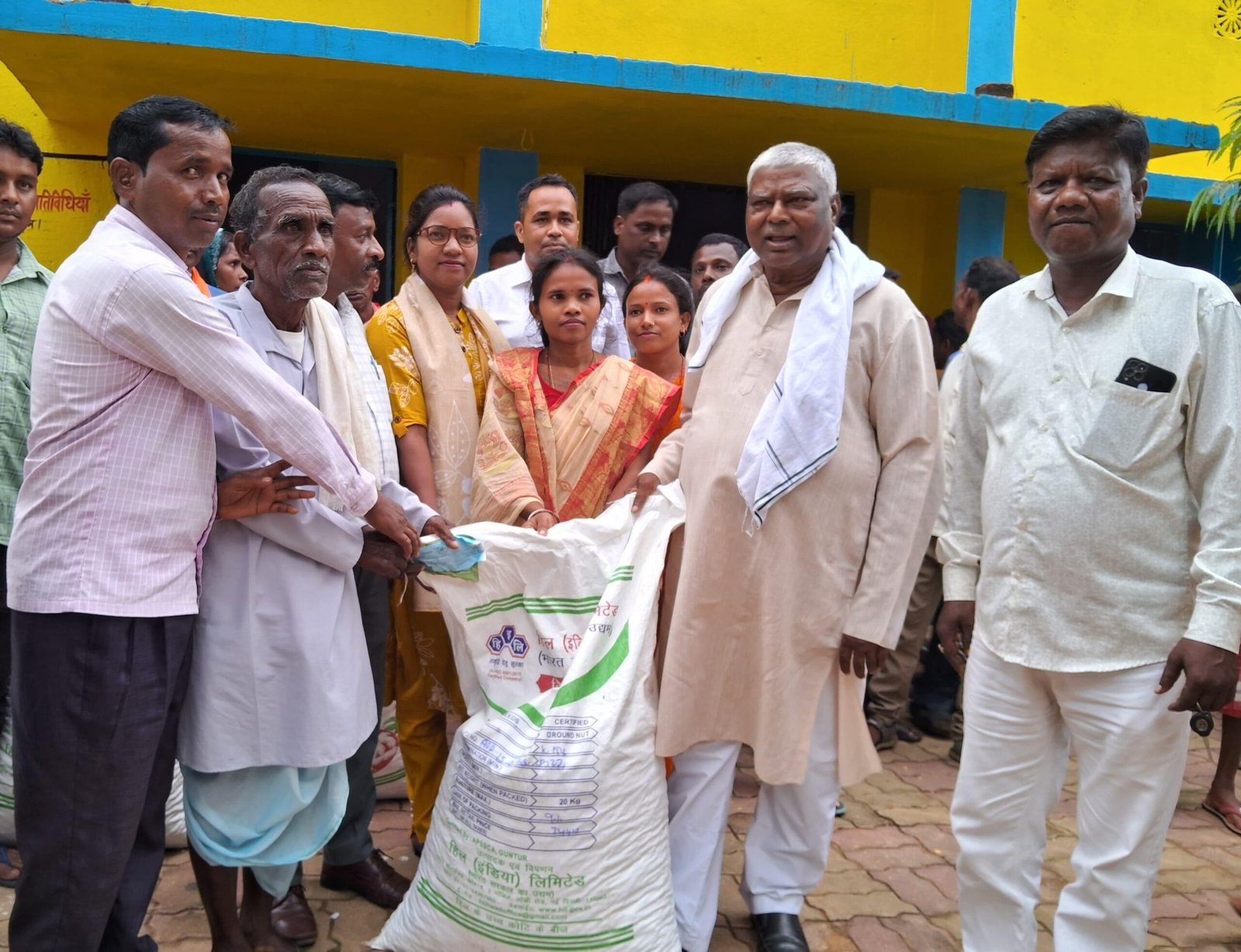 विधायक ने मूंगफली बीज वितरण का किया शुभारंभ…