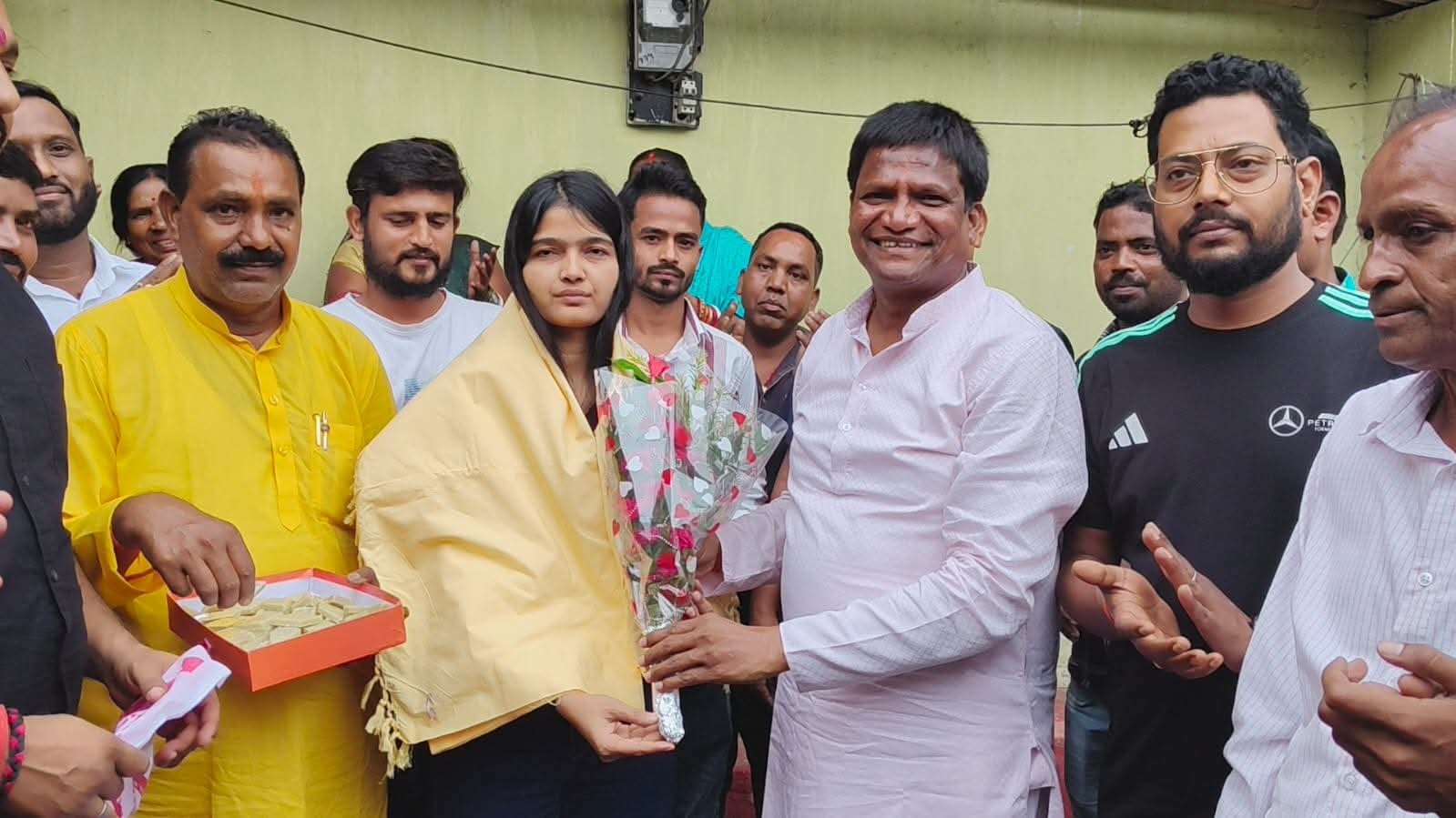 MP ढुल्लू महतो ने JPSC परीक्षा पास कर डीएसपी पद पर चयनित होने वाली सरिता कुमारी को किया सम्मानित…