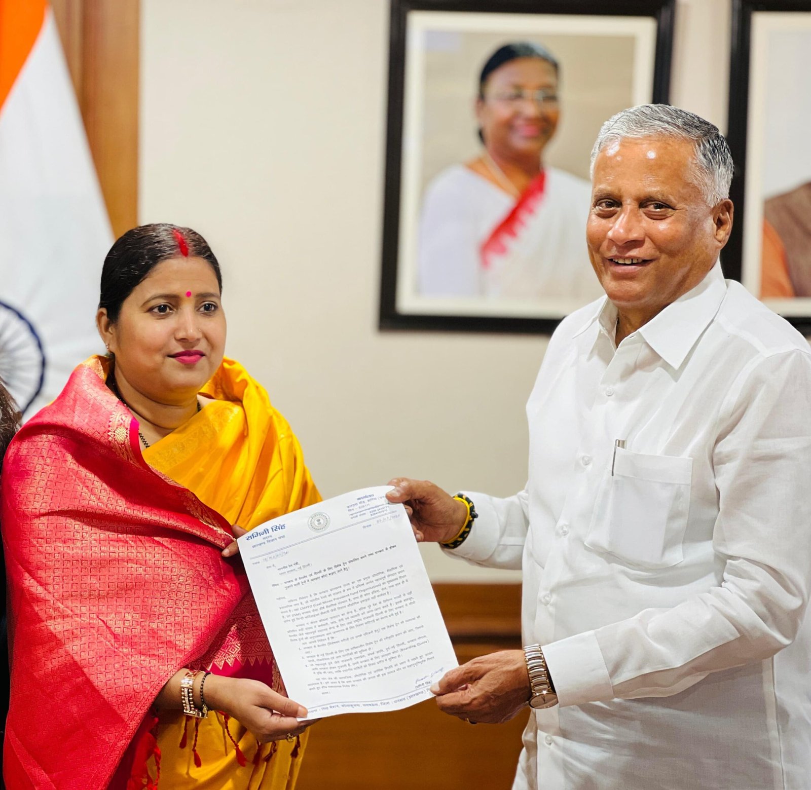 धनबाद MLA रागिनी सिंह ने रेल राज्य मंत्री से मुलाकात कर विशेष ट्रेन संचालित करने तथा ट्रेनों में बोर्डिंग कोटा बढ़ाने का आग्रह किया….