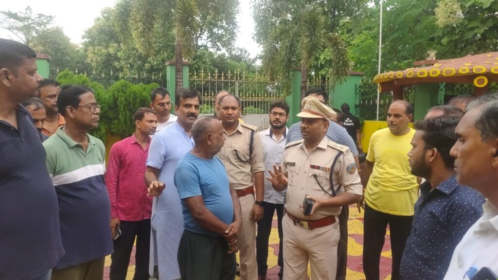 “श्याम मंदिर में चोरों ने डाला डाका, प्रहरी बने तमाशबीन – चार खाकीधारी निलंबित”…