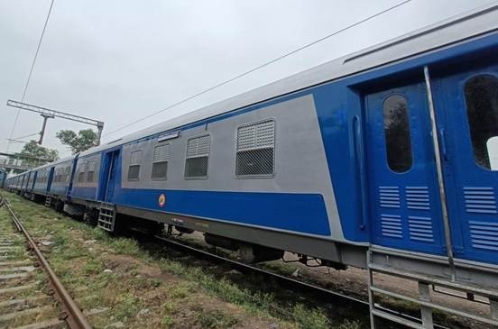 जम्मू-कश्मीर में रेल पटरियों और डिब्बों का तेजी से उन्नयन हो रहा है…