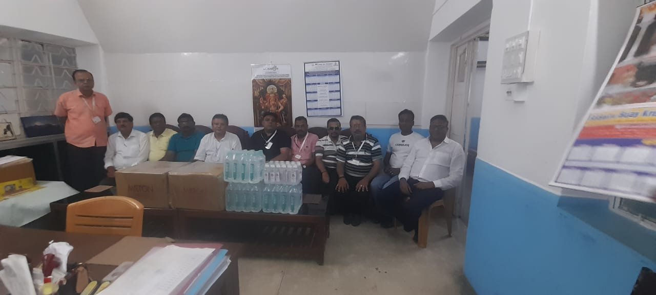 धनबाद के समाजसेवियों ने नेताजी आई हॉस्पिटल को थर्मस फ्लास्क एवं मिनरल वाटर भेंट कर मानवता का परिचय दिया…