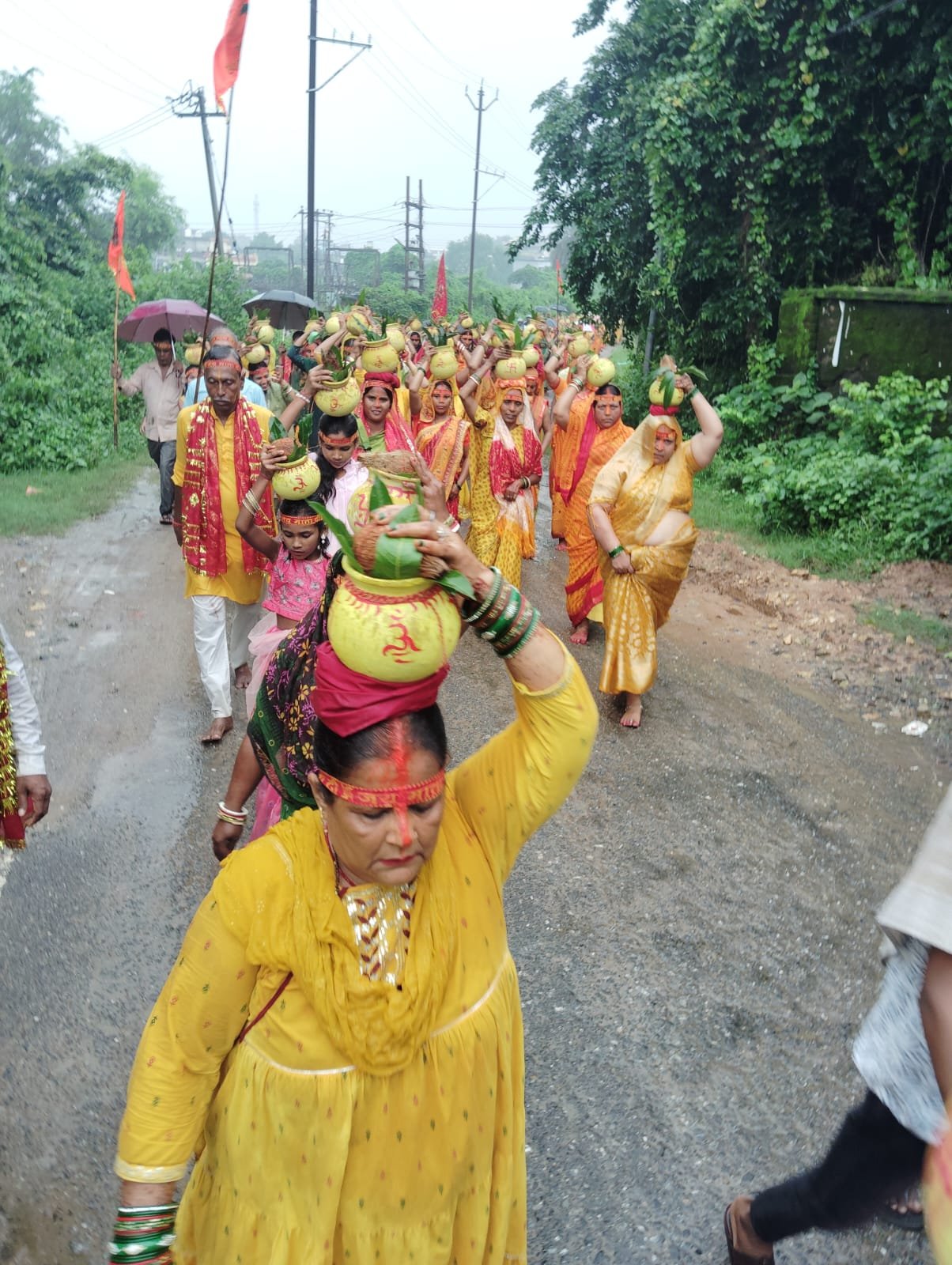 पांडरपाला में चार दिवसीय यज्ञ रुद्राभिषेक कार्यक्रम के पहले दिन निकली भव्य कलश यात्रा…