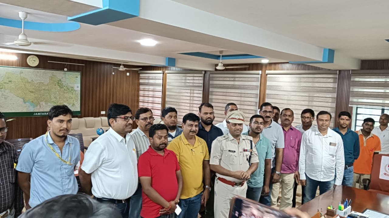 हेलमेट नहीं तो पेट्रोल नहीं : जामताड़ा एसपी के ‘सड़क सुरक्षा महायज्ञ’ में पेट्रोल पंप संचालकों की आहूति, लेकिन डीसी अब तक ‘कनिष्ठ ब्रह्मचारी’ की तरह दूर खड़े…