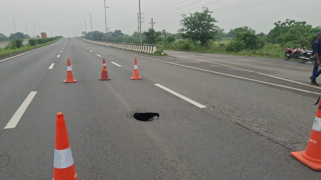 एक बार फिर तेज धमाके के साथ राष्ट्रीय राज्य मार्ग पर हुई भू धसान यातायात बाधित…