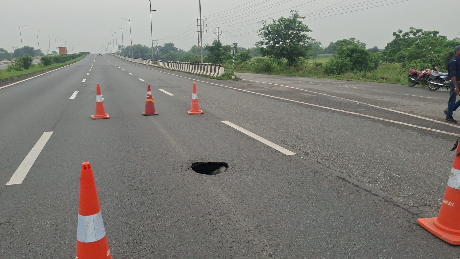 एक बार फिर तेज धमाके के साथ राष्ट्रीय राज्य मार्ग पर हुई भू धसान यातायात बाधित…
