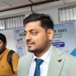 DC आदित्य रंजन आम जनता के साथ खड़े होकर करवाया अपना हाथ इलाज…