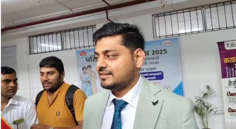 DC आदित्य रंजन आम जनता के साथ खड़े होकर करवाया अपना हाथ इलाज…