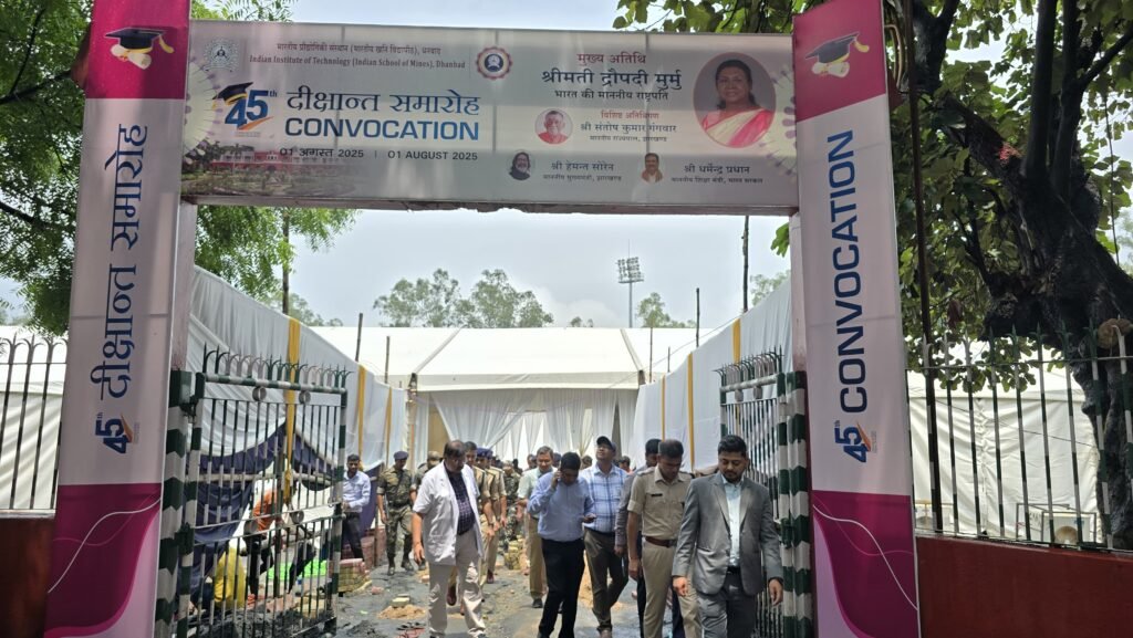 उपायुक्त ने किया आईआईटी आईएसएम का भ्रमण..अंतिम चरण की तैयारियों का किया निरीक्षण…