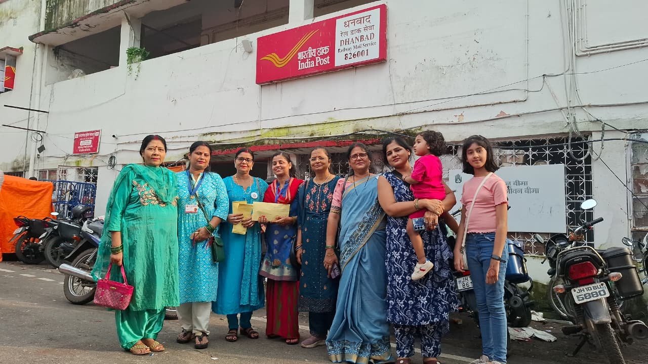 बोर्डर पर तैनात सैनिकों के लिए धनबाद मैथिली समाज की महिलाओं ने भेजा राखी, कहा..”सृजक छी नहि मांगी अनुकंपा ,सशक्त स्वर हम सखी बहिनपा ..”.