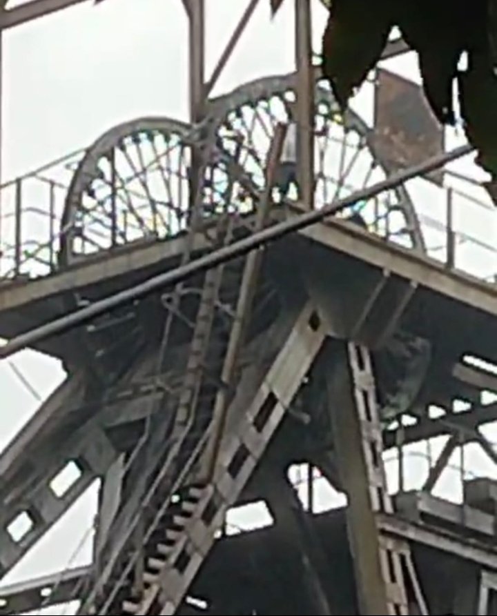 काम से बैठाये जाने पर आहत ठेका मजदूर मौत को गले लगाने की दी धमकी, बंद कोलियरी के चाणक उपर जा चढ़ बैठा, अधिकारियों एवं ठेकेदार के घंटों छूटे पसीने..