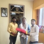 04 वर्षों के कार्यकाल पूरा करने पर विश्व विद्यालय के परीक्षा नियंत्रक सुमन कुमार बरनवाल को एनएसयूआई के प्रदेश सचिव एवं छात्र नेता ने आंग वस्त्र देकर किया सम्मानित…