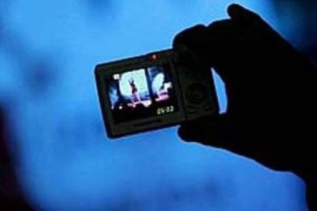 Ranchi News: रिम्स की नर्सिंग छात्रा का नहाते हुए वीडियो बनाने वाला युवक गिरफ्तार…