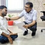 Bokaro News : दिव्यांग व्यक्ति को देख कुर्सी छोड़ कर उठे उपायुक्त, नीचे बैठ सुनीं समस्या…