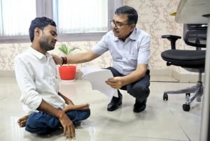 Bokaro News : दिव्यांग व्यक्ति को देख कुर्सी छोड़ कर उठे उपायुक्त, नीचे बैठ सुनीं समस्या…