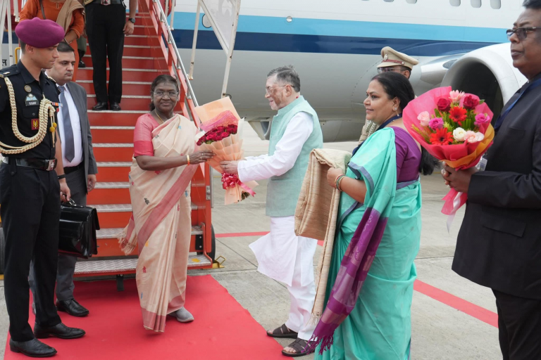 देवघर पहुंचीं राष्ट्रपति द्रौपदी मुर्मू, राज्यपाल और मंत्री दीपिका पाण्डेय ने किया स्वागत…