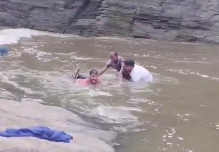 धनबादः युवक समेत परिवार के 3 लोग भठिंडा फॉल में गिरे, गोताखोरों ने बचाया…
