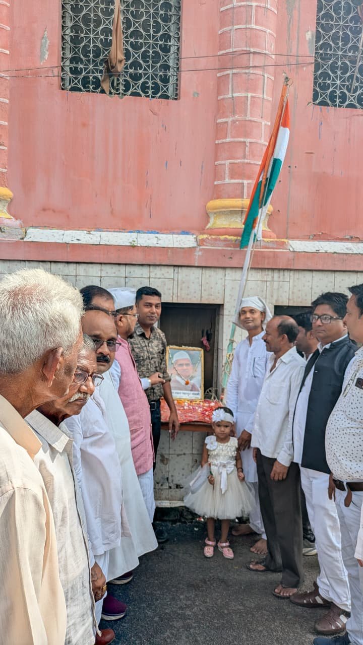 79 स्वतंत्रता दिवस पर कांग्रेस कमेटी के अध्यक्ष श्याम कुमार साहू के नेतृत्व में कांग्रेस कार्यालय धर्मशाला रोड झरिया मैं झंडोत्तोलन किया गया…