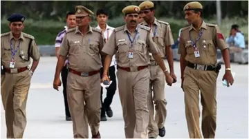 प्रेग्नेंट बीवी की हत्या, शव के टुकड़े किये, सिर-हाथ और पैर नदी में फेंका, धड़ घर में रख लिया…