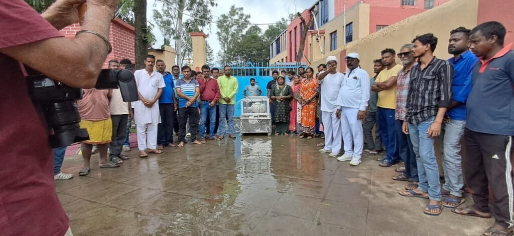 सिंदरी निवासी मिश्री लाल साव हुए दुर्घटनाग्रस्त इलाज के क्रम में हुई मृत्यु.. लोगों ने स्कूल के गेट पर मृतक के शव रख कर मुआवजे की मांग को लेकर किया प्रदर्शन…