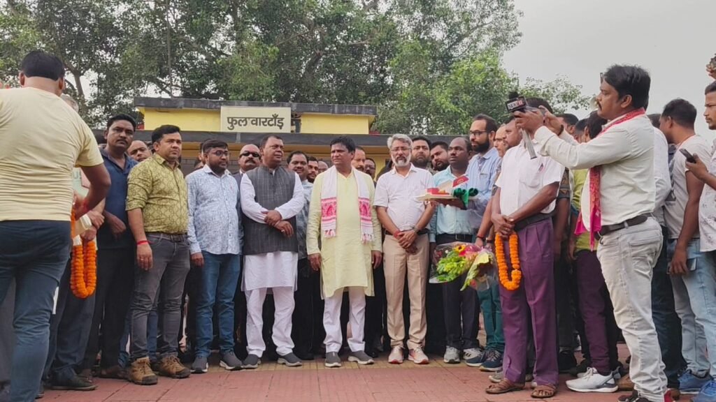 कोरोना में बंद हुए तीन ट्रेनों का ठहराव फुलारीटांड़ में फिर से हुआ शुरू…धनबाद MP ढुल्लू महतो, गिरिडीह सांसद सीपी चौधरी ने ट्रेन को हरी झंड़ी दिखाकर किया रवाना..