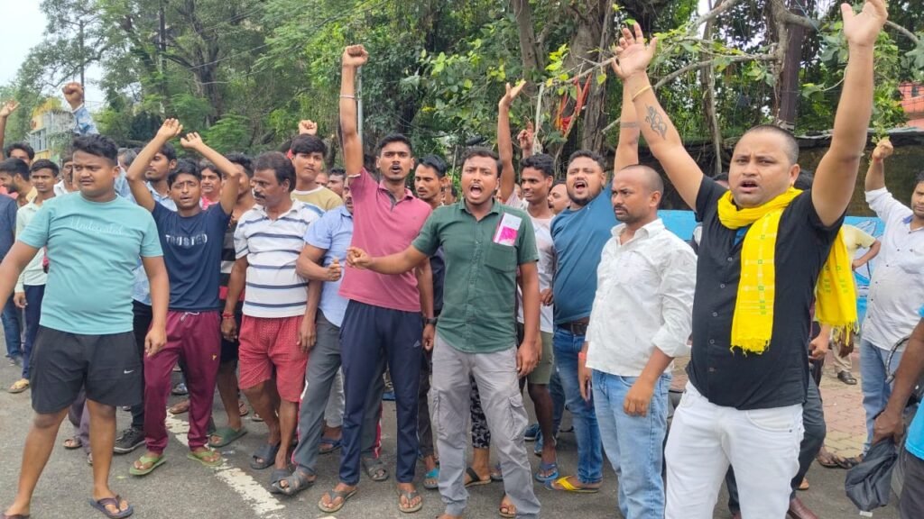 जिला प्रशासन टीम ने प्रतिबंधित क्षेत्र में दुकान लगाने से रोका.. आक्रोशित फुटपाथ दुकानदारों ने किया विरोध प्रदर्शन…