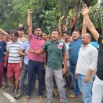 जिला प्रशासन टीम ने प्रतिबंधित क्षेत्र में दुकान लगाने से रोका.. आक्रोशित फुटपाथ दुकानदारों ने किया विरोध प्रदर्शन…