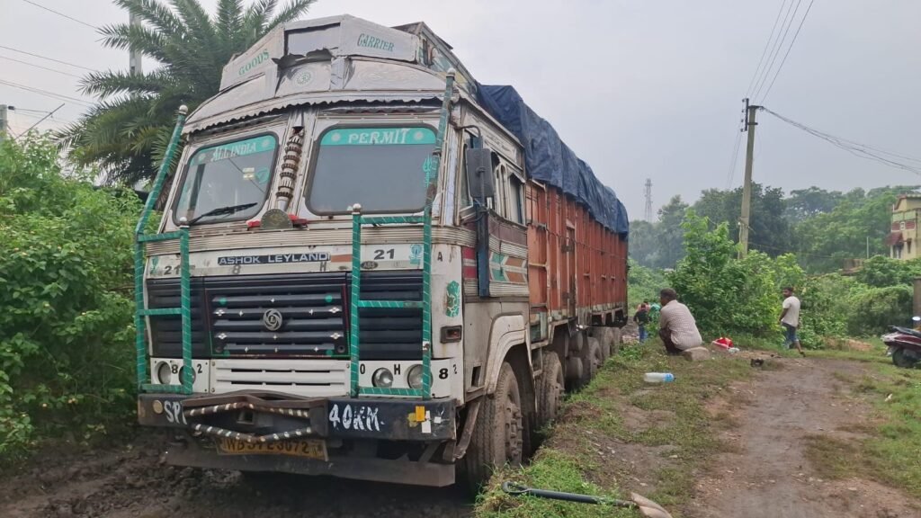 कुलटी न्यू कलॉनी पुकुर पाड़ा मे घंटों फंसा रहा अवैध कोयले से लदा ट्रक पुलिस और सिआईएसएफ को नही पड़ी भनक…