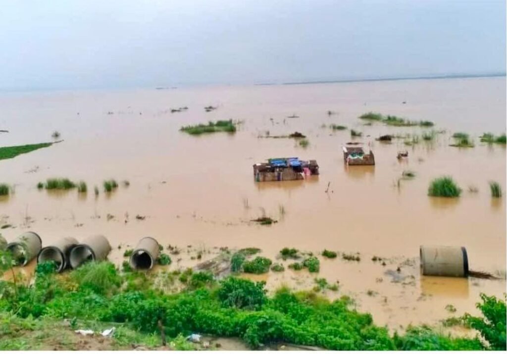 बिहार में बाढ़ का कहर, गंगा-कोसी और गंडक नदी उफान पर, मुख्यालय से टूटा कई गांवों का संपर्क…