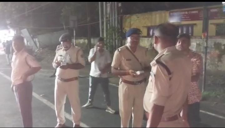 धनबाद में यातायात पुलिस का चेकिंग अभियान जारी, बिना हेलमेट और नशे में ड्राइव करने वालों पर सख्त कार्रवाई…