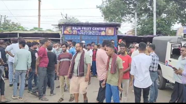 फुटपाथ दुकानदारों से रंगदारी का विरोध…