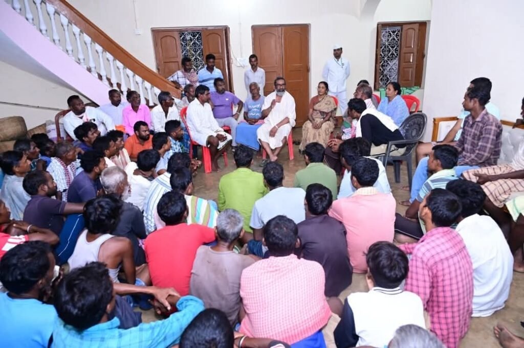 मुख्यमंत्री हेमंत सोरेन ने गांव वालों के साथ दिवंगत दिशोम गुरु के अंतिम संस्कार के तीन नहान, दस कर्म और श्राद्ध कर्म की चर्चा की…