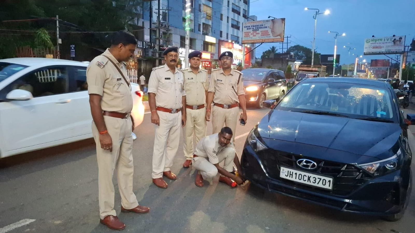 सडक किनारे नो पार्किंग में गाड़ी खड़ी करना पड़ेगा महंगा..धनबाद ट्रैफिक पुलिस की कार्रवाई शुरू…