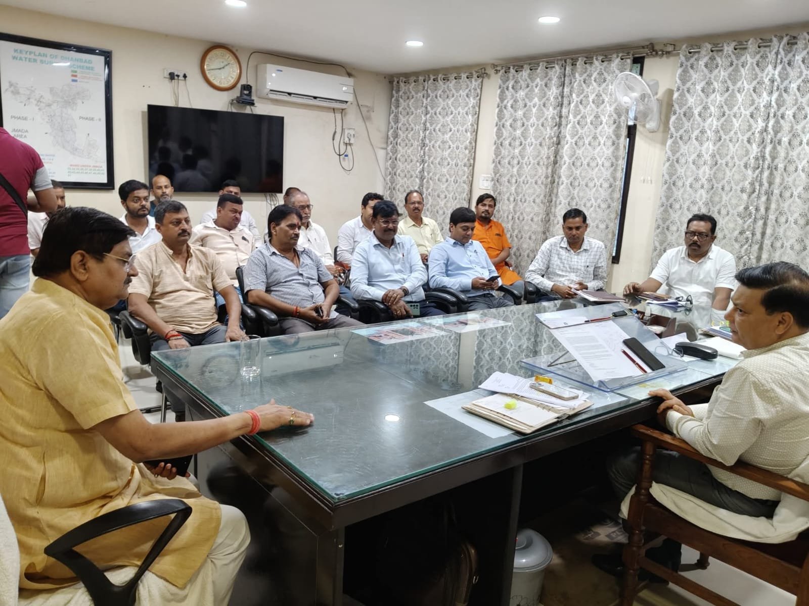 गया पुल के पास जर्जर सड़क की समस्या को लेकर धनबाद विधायक राज सिन्हा ने नगर आयुक्त से किया मुलाकात…