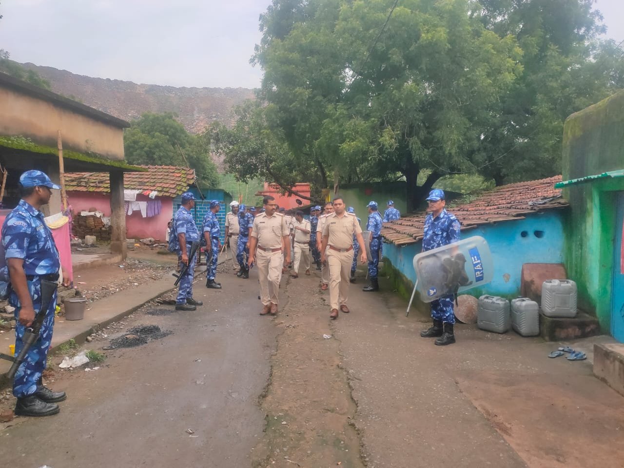 झरिया में रैपिड एक्शन फोर्स का फ्लैग मार्च, सुरक्षा को लेकर प्रशासन सतर्क…