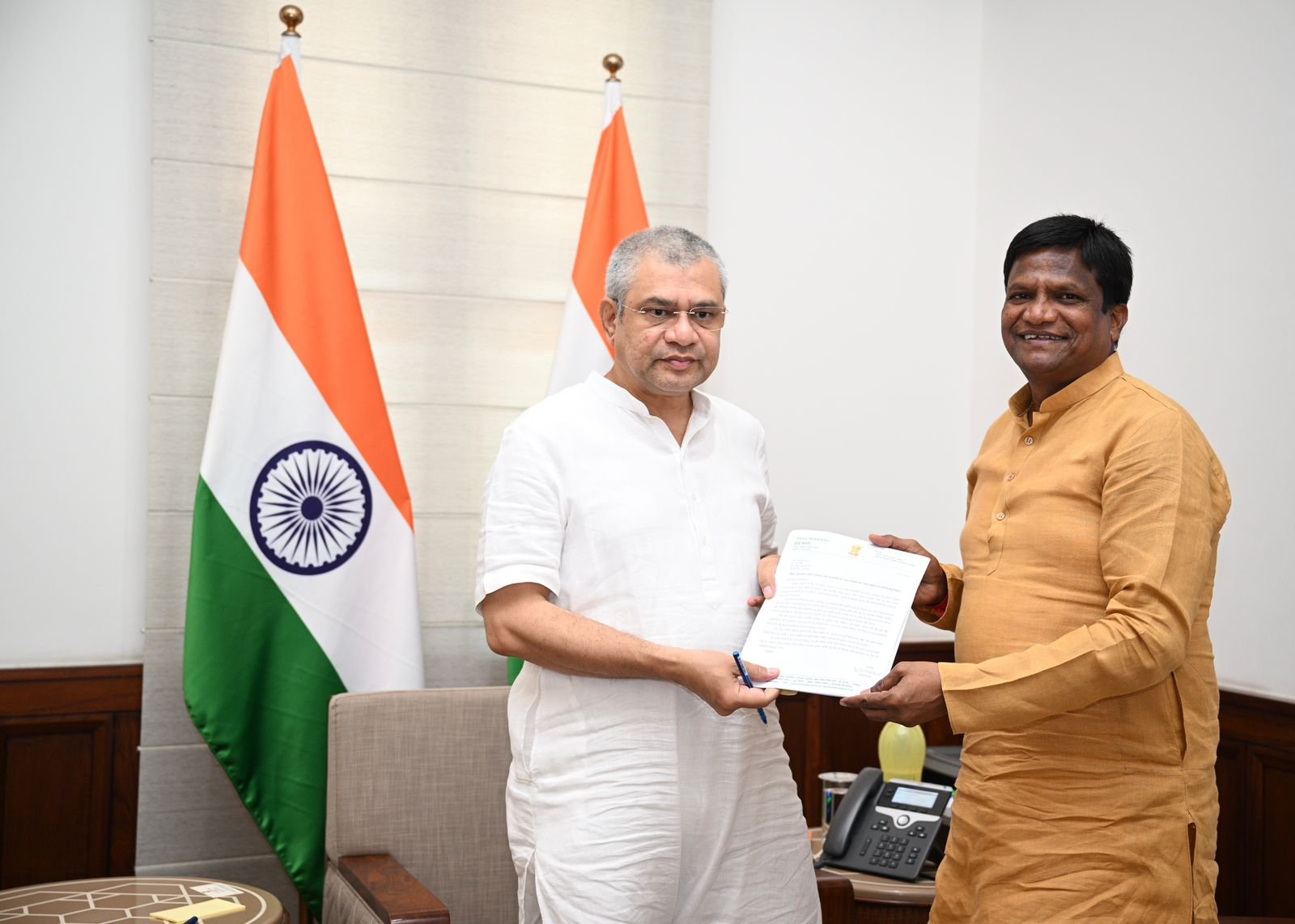 धनबाद सांसद ढुलू महतो ने रेल मंत्री से की मुलाकात – 12 सूत्रीय ज्ञापन सौंपा…