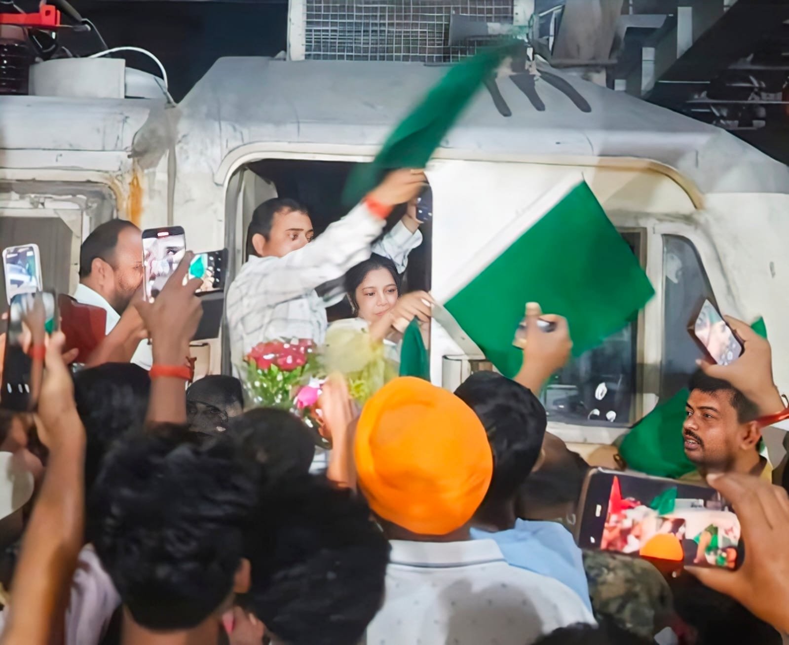 बोकारो थर्मल स्टेशन पर गाड़ी सं. 19607 कोलकाता-मदार एक्सप्रेस को हरी झंडी दिखाकर इसके ठहराव का किया गया का शुभारम्भ…